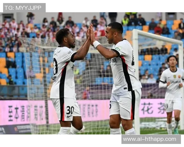 海港队训练照曝光加布里埃尔热情竖大拇指展现团队士气 海港队训练照曝光加布里埃尔热情竖大拇指展现团队士气